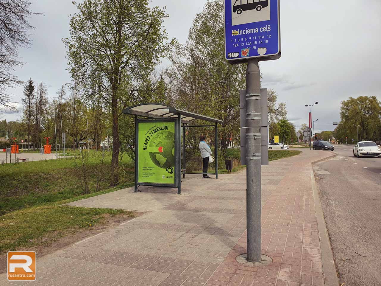 Stabs ceļa vidū Apgaismes stabs uz veloceliņa 1