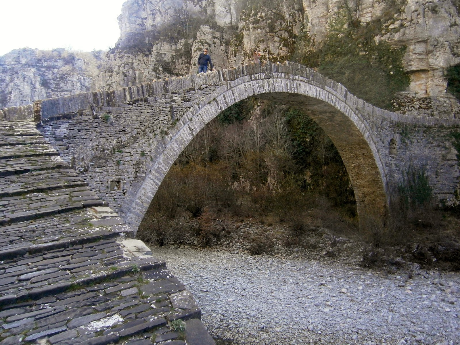 το πέτρινο γεφύρι του Κόκκορου στο Ζαγόρι