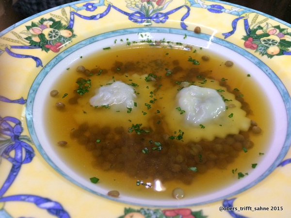 Klare LInsensuppe mit Sauerkraut-Blutwurst Ravioli