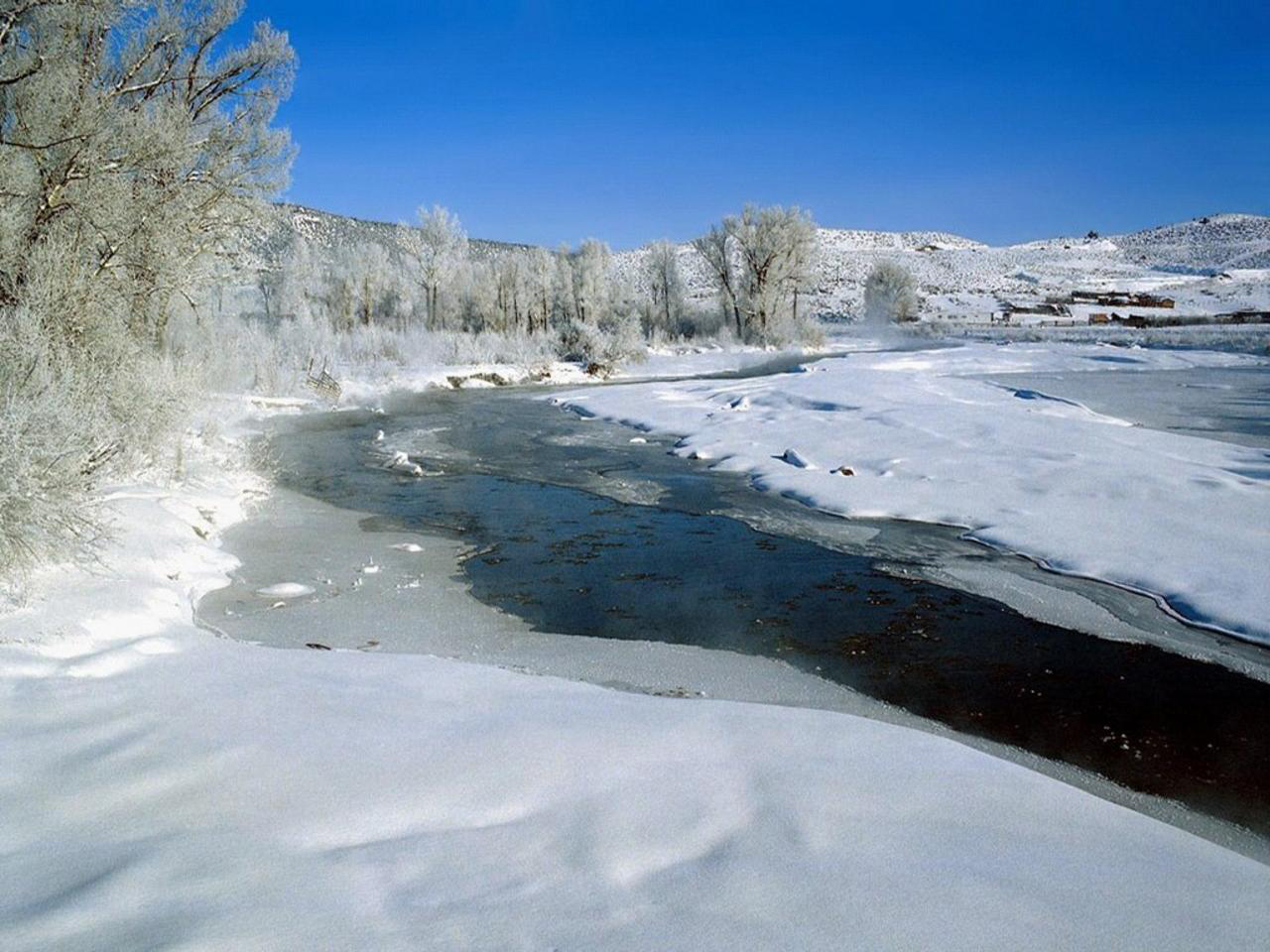 Вода в реке замерзла. Замерзшая река. Зима замерзшая река. Лед на реке.