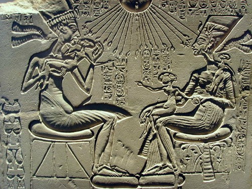 Nefertiti y Akenatón con dos de sus hijas en brazos