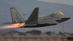 Chiến đấu cơ Tàng Hình F-22 Raptor Trải qua cơn bão Michael