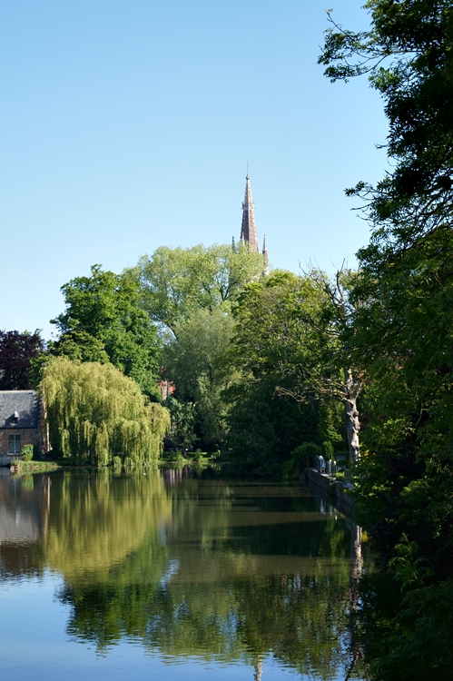 Blog & Fotografie by it's me! - Fluss mit Kirchturm in Brügge, Belgien