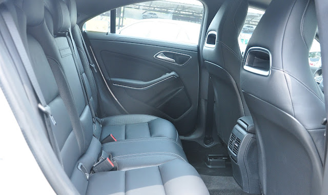 Hàng ghế phía sau Mercedes CLA 250 2018 thiết kế rộng rãi và thoải mái