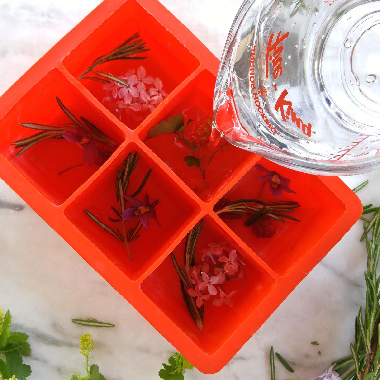 DIY, comment faire des glaçons festifs pour vos cocktails et vos boissons