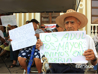 Adultos mayores alzan la voz contra el gobernador 