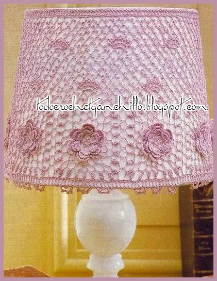 Pantalla de lámpara tejida al crochet para decoración