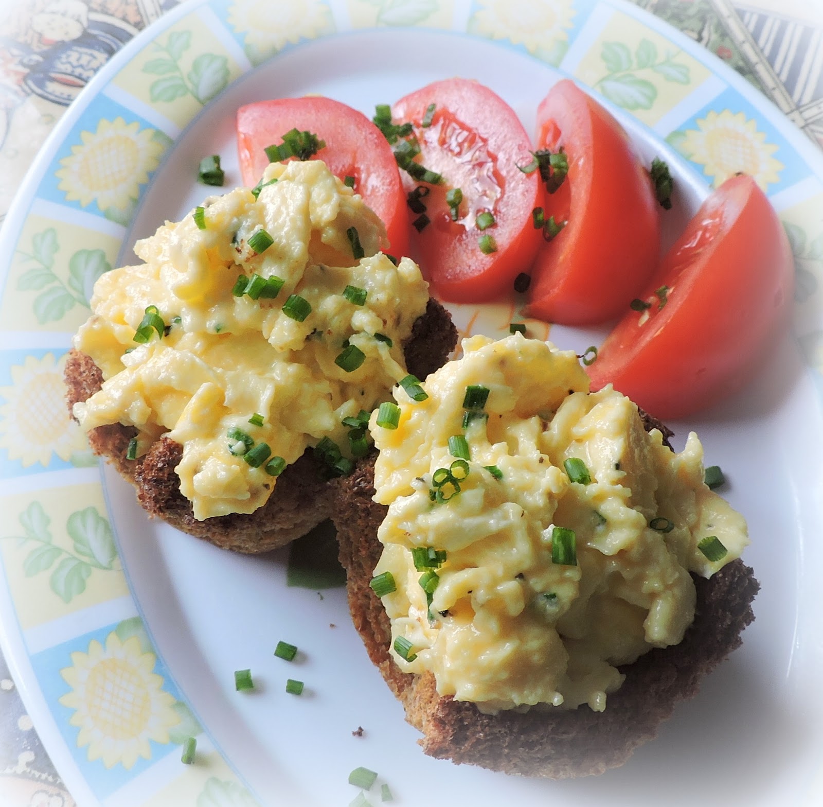 The English Kitchen: Scrambled Eggs in Toasty Cups
