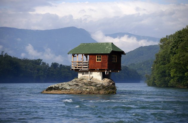 Unik Banget! Rumah Berusia 40 Tahun Ini Curi Perhatian Wisatawan Dunia. Lihat Saja Posisinya Unik Banget! Rumah Berusia 40 Tahun Ini Curi Perhatian Wisatawan Dunia. Lihat Saja Posisinya