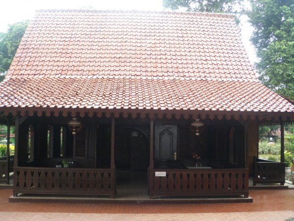 Rumah adat betawi bernama rumah kebaya karena atapnya yang terlihat seperti