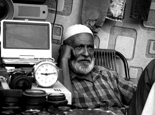 monochrome monday, black and white weekend, black and white, street portrait, street photo, street photography, chor bazaar, mumbai, india, 