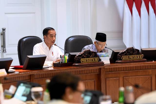 Cegah Virus Korona, Presiden Jokowi dan Menteri Rapat Melalui Telekonferensi