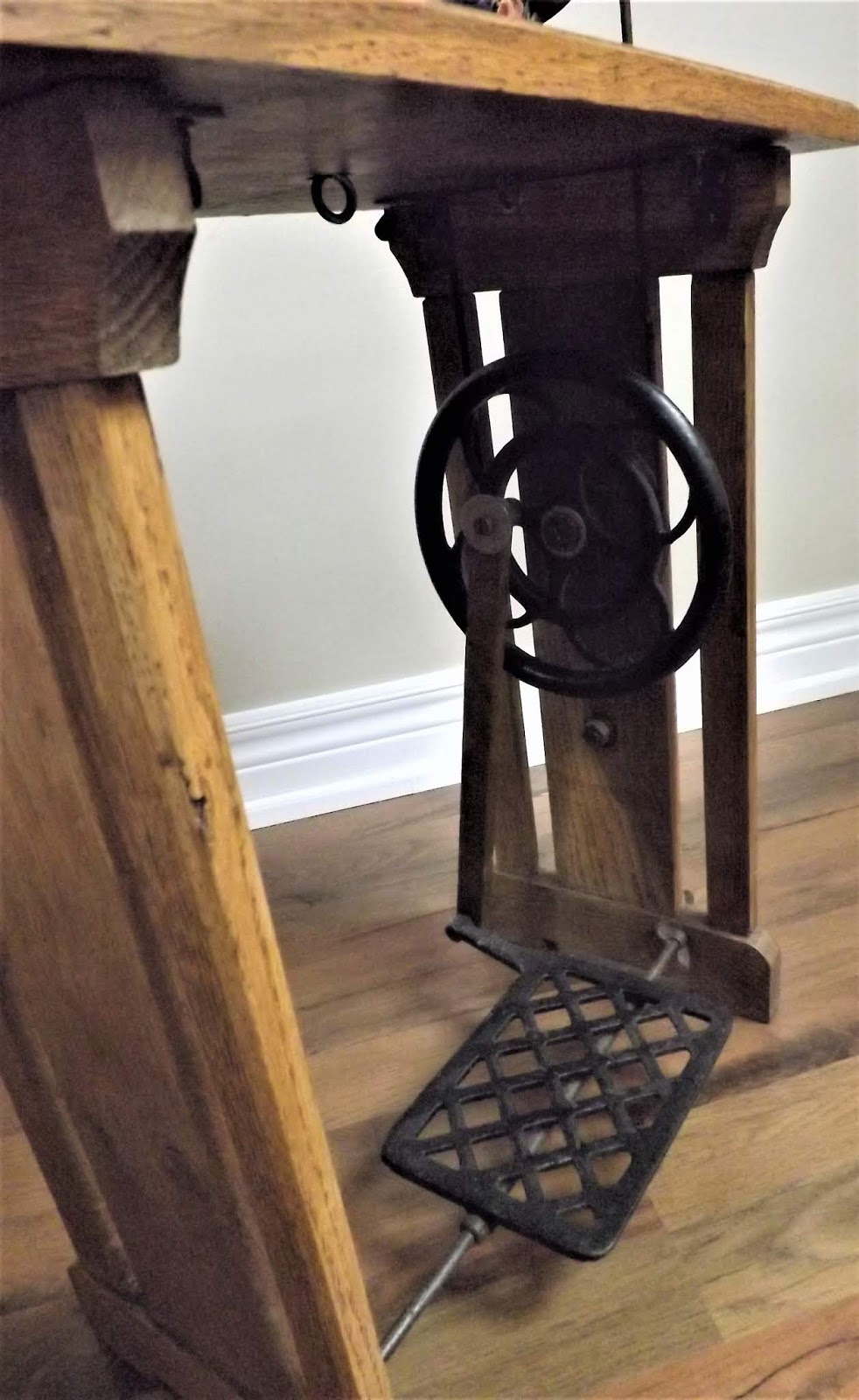 ANTIQUE and VINTAGE SEWING MACHINES WANTING a NEW HOME!! CHILD'S TOY