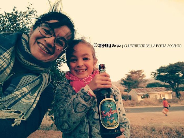 Emma ed io a Ipamba, in uno dei chioschi lungo la main road. viaggiare-figli-bambini-tanzania