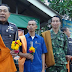 ทหาร ตำรวจ น่าน 'สะพายย่ามแทนปืน' ขัดจิตใจตามพระบิณฑบาต