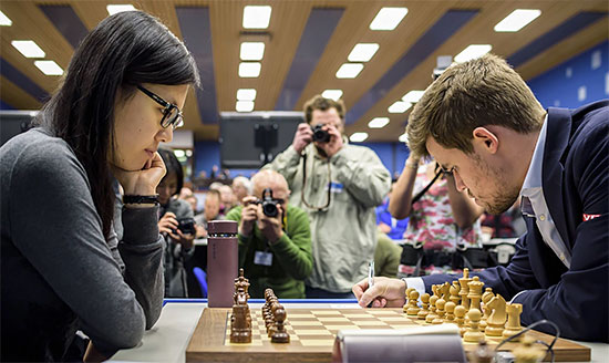 Le champion du monde d'échecs Magnus Carlsen bat la Chinoise Hou Yifan lors de la ronde 11 - Photo © Alina L'Ami 