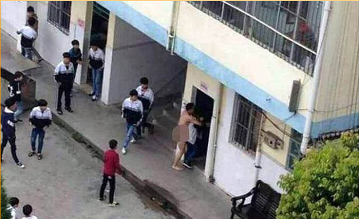 بالصور: مدرس يخلع ملابسة كاملة ويحاول اغتصاب طالبة ....  بإحدى مدارس غوانغشي جنوب الصين 708672-Capture