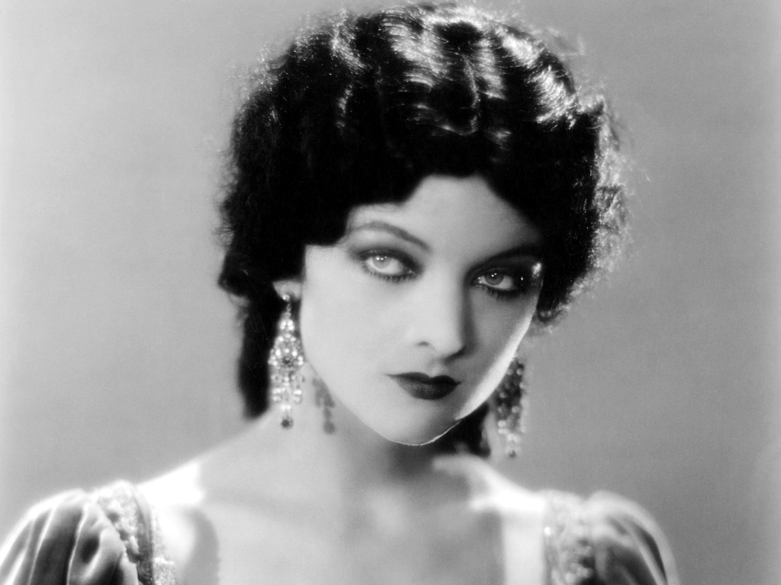 Retro Gran Spotlight On Myrna Loy
