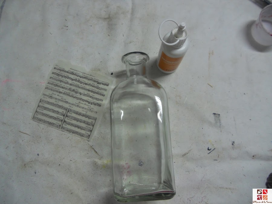 botella reciclada con técnica decoupage