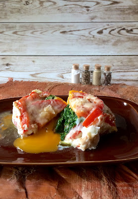 Eier Benedict aus der Microwelle mit Tomate und Parmesan