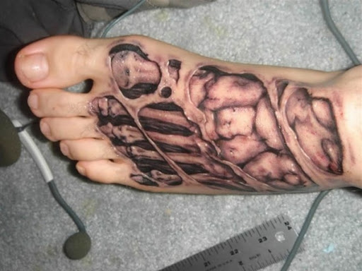 Pele revelando ossos no pé da tatuagem