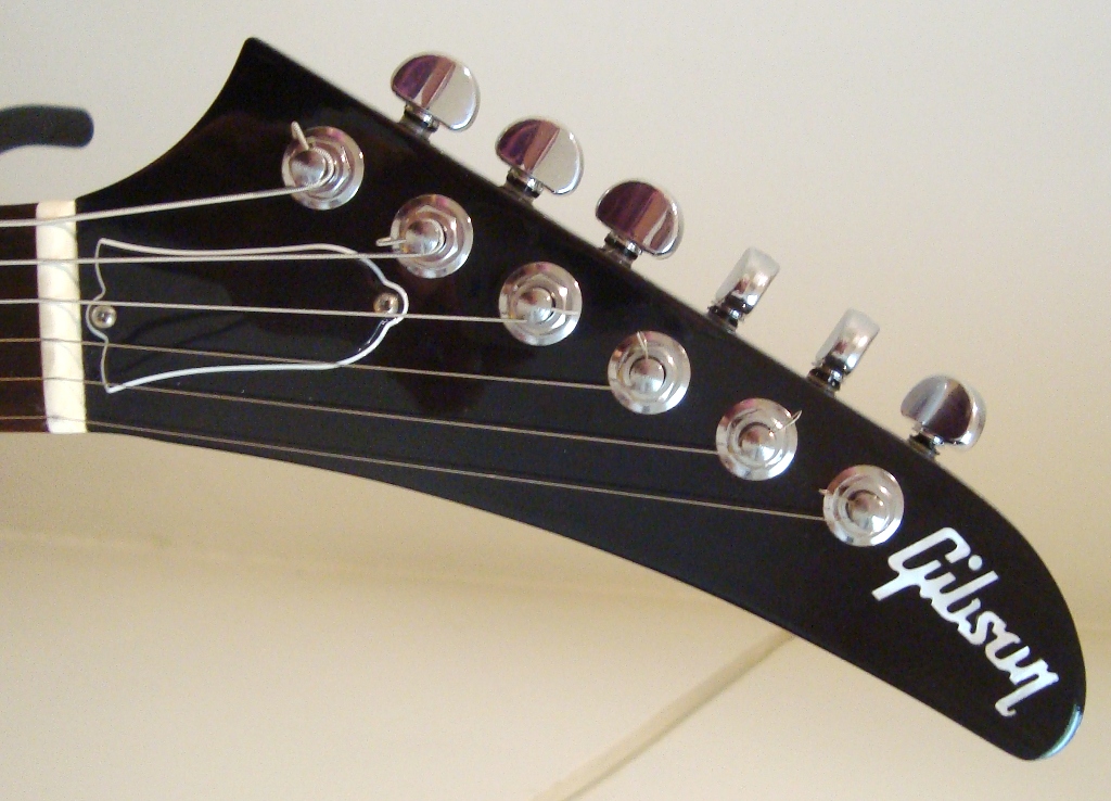 Cuidado! Luthier trabalhando! Gibson Explorer