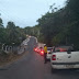 Caçamba desgovernada desce ladeira e bloqueia parte da pista em Pipa
