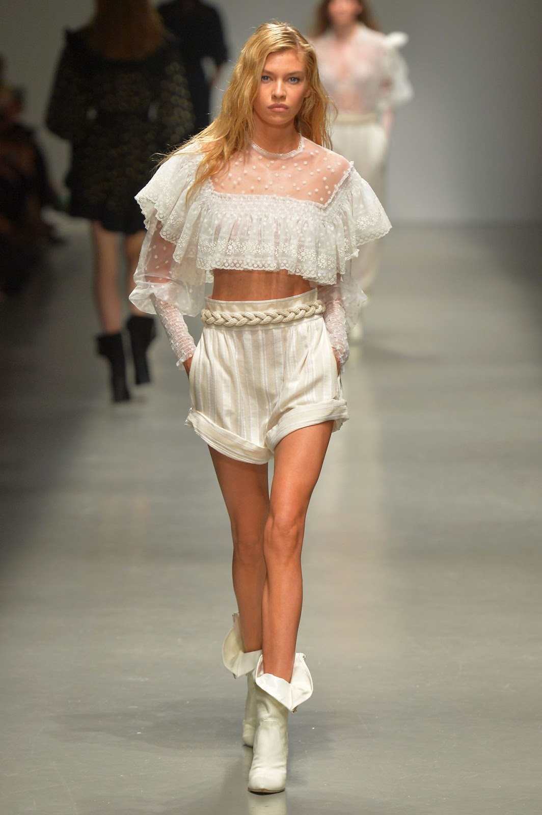 Model Crush: Stella Maxwell walks Philosophy di Lorenzo Serafini runway