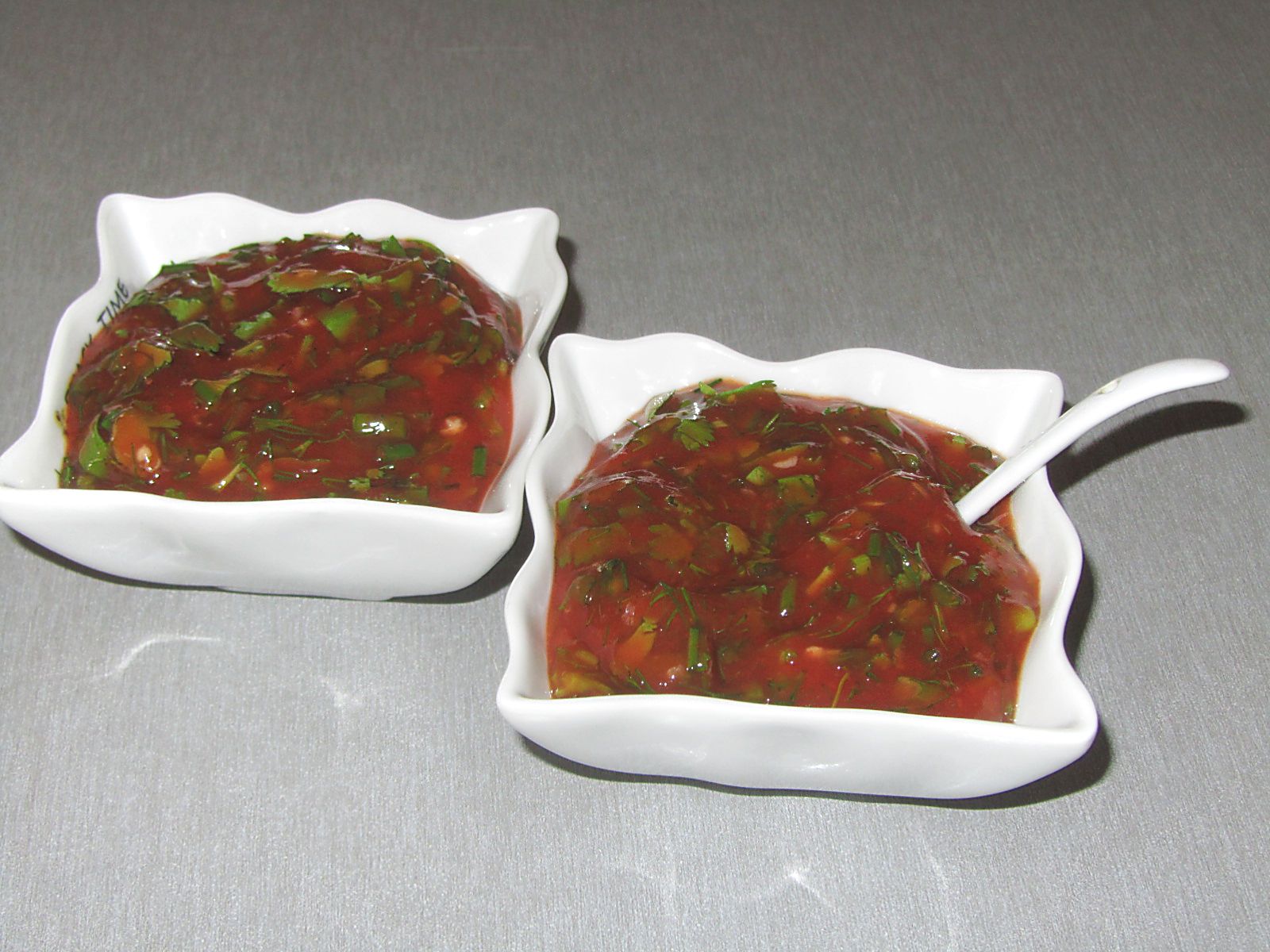 Домашний соус простой к мясу. Турецкие соусы к мясу. Сливовый острый соус в Тайланде а пакетах.