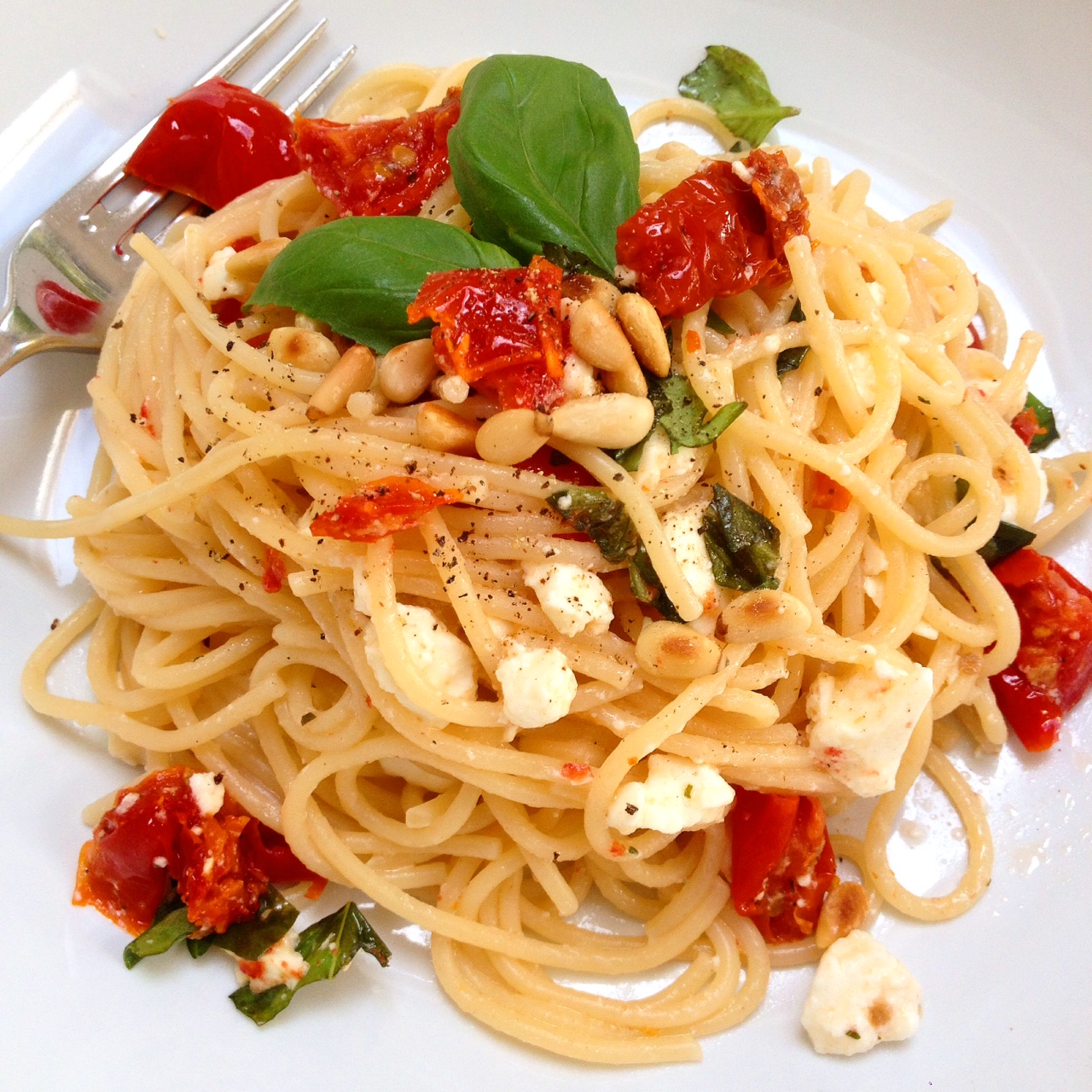 Spaghetti with sun dried tomatoes, basil and feta cheese Resep