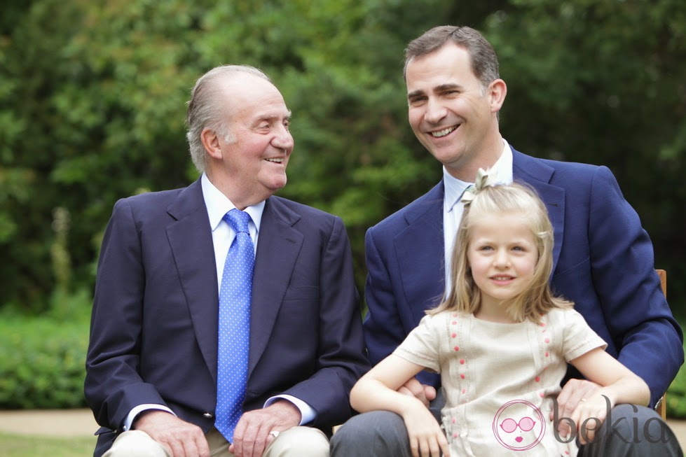 El Rey de España abdica al trono Juan Carlos abdicó en favor del príncipe Felipe