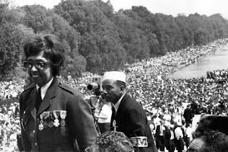Joséphine Baker subiendo la escalinata del LIncoln Memorial, a punto de dar su discurso. Joséphine Baker subiendo la escalinata del LIncoln Memorial, a punto de dar su discurso.