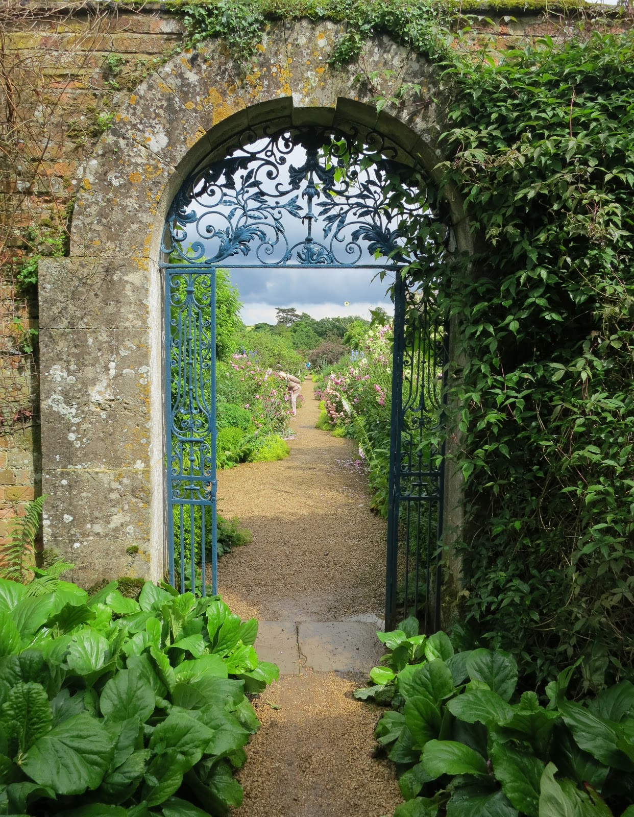 Ботанический сад арка. Window path. Java path windows 10. Window path. Фоторамка в виде окна.