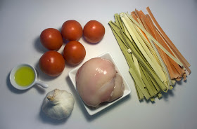 Pasta con pollo y tomate fresco - ingredientes