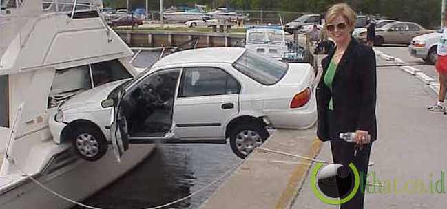 Honda Civic/Accord Terjepit di Kapal Feri