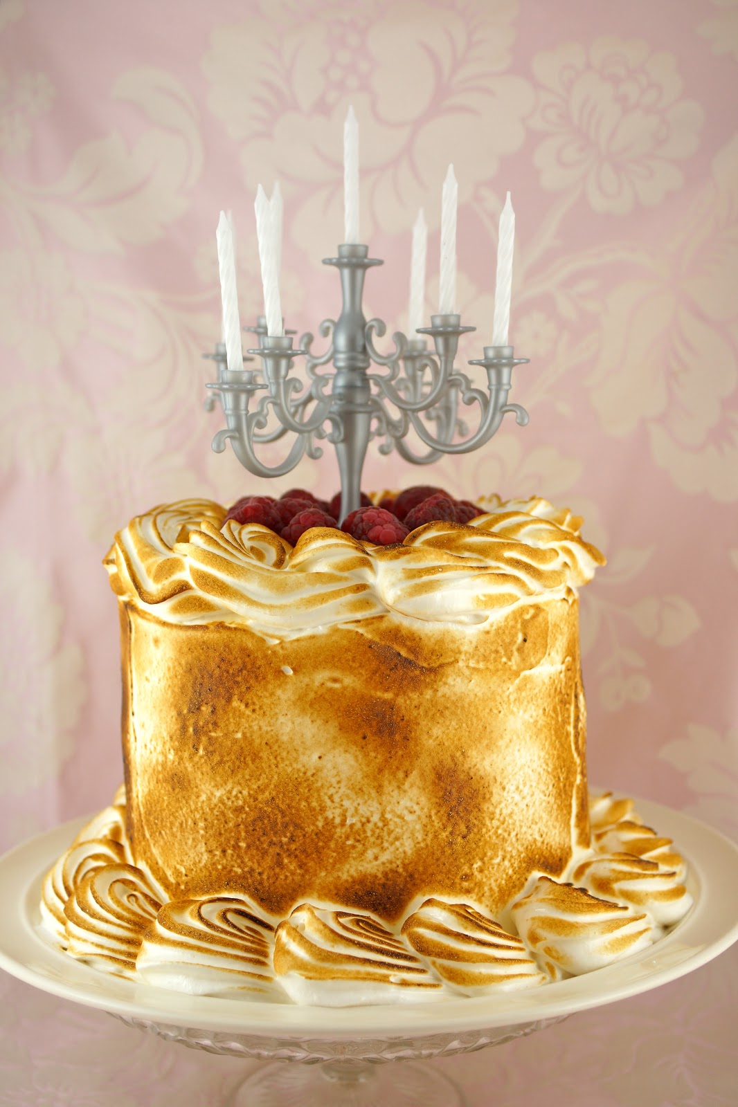 Украшение торта золотом. Торт с золотым кандурином. Султанский золотой торт. Торт с золотым декором.