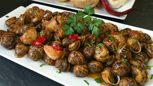 caracoles salteados picantes