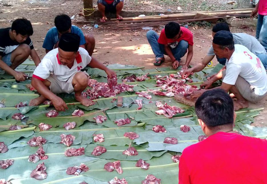 Proses pembagian daging hewan kurban UMKM Mapan oleh warga Sasak Panjang