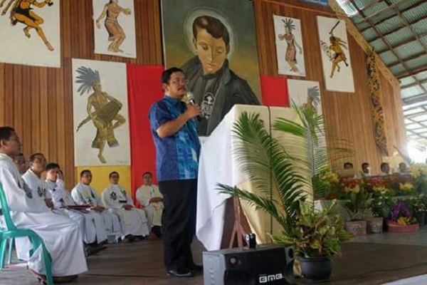 Bupati menyampaikan kata sambuatan di acara Kaul Kekal Bruder Leo dan Bruder Sukir Bupati menyampaikan kata sambuatan di acara Kaul Kekal Bruder Leo dan Bruder Sukir