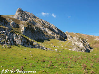 Peña del Viento desde el Collado de La Mayaína Peña del Viento desde el Collado de La Mayaína