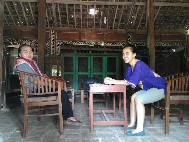 Iyang Amini dan Intan di rumah masa kecil Kakung