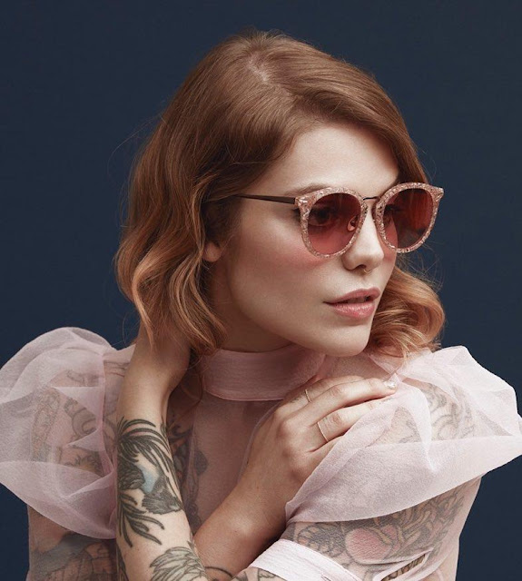 Mars: Une paire de lunette de soleil Bon Look Mars: Une paire de lunette de soleil Bon Look