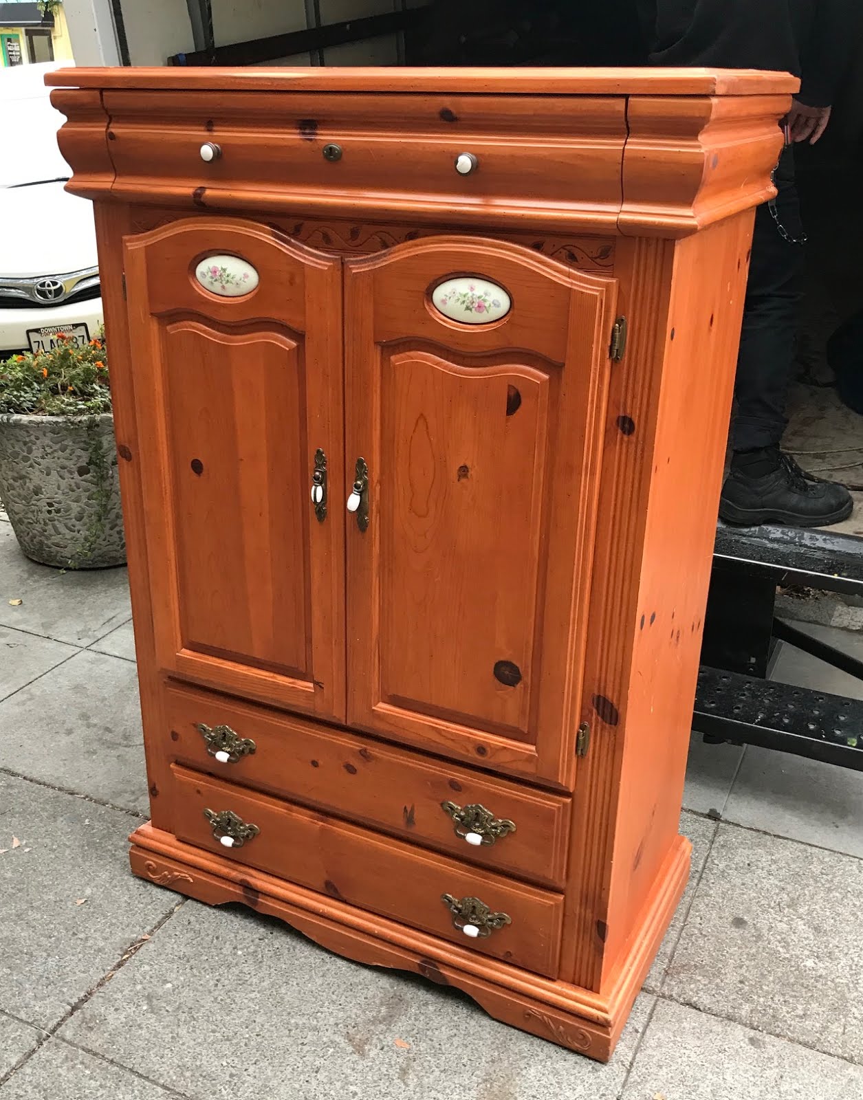 UHURU FURNITURE & COLLECTIBLES **SOLD** 94880 Knotty Pine 22" x 65" x