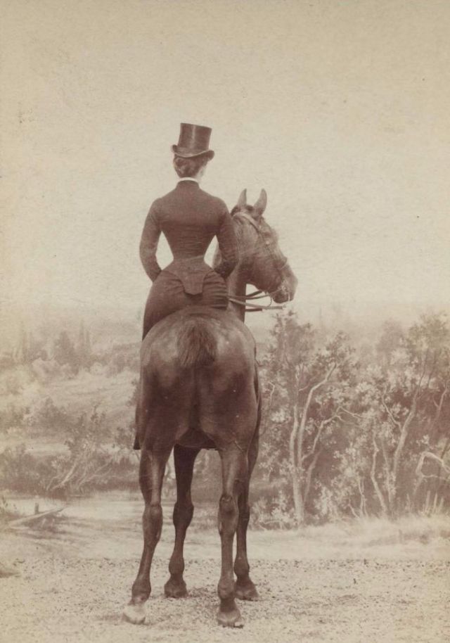 22 Amazing Vintage Photographs of Women Riding SideSaddle From the