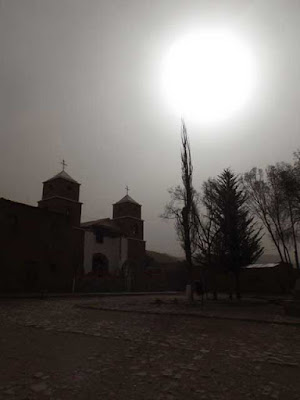 Sandsturm über der Pfarrkirche in Esmoraca