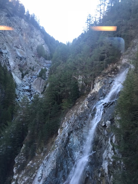スイス・ツェルマットのゴルナーグラートへ行く山岳列車　車窓からの眺め