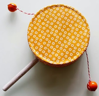 http://www.manualidadesinfantiles.net/como-hacer-un-tambor-sonajero-den-den-daiko/