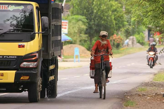 Gunakan Sepeda, Kakek Ini Tiap Hari Jualan Es Di Usia Senjanya, Ternyata Kondisi Rumahnya Memilukan