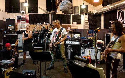 'tallica jammeando e lá no canto, Robert Trujillo, o novo candidato a bass hero