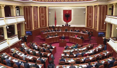 Më në fund: votohet ligji që dekriminalizon Parlamentin